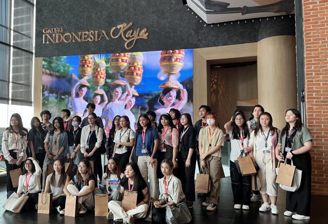 a group of Binus International freshmen poses a picture in front of Galeri Indonesia Kaya