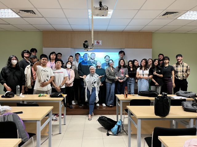 A group picture of students with Ms. Qisthi Rahmania in guest lecture for the Interpersonal Communication class