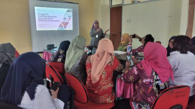 The picture shows Miss Lily delivers a speech in front of the representatives of Puskesmas and PKK from 5 sub-districts of East Jakarta