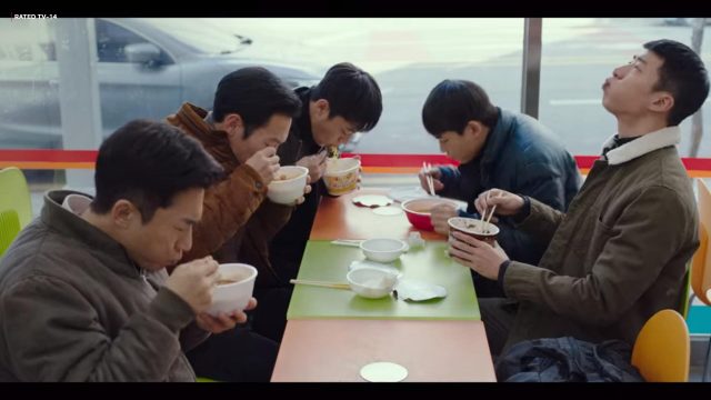 Adegan makan ramyeon di episode 10 drama Crash Landing on You (foto: bitchesoverdramas.com)