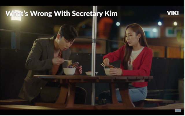 Adegan makan ramyeon di drama What’s Wrong with Secretary Kim (foto: YouTube VIKI)