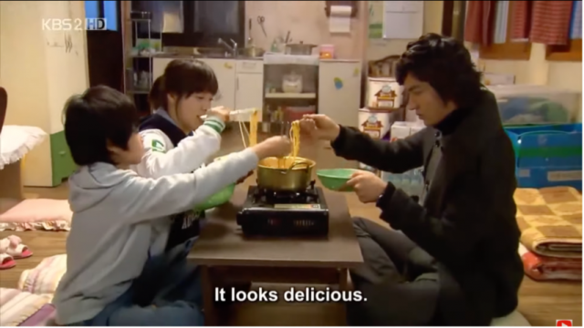 Adegan menyantap ramyeon menggunakan ramyeon pot di drama Boys Over Flowers episode 18 (foto: Youtube Kdrama_lover)