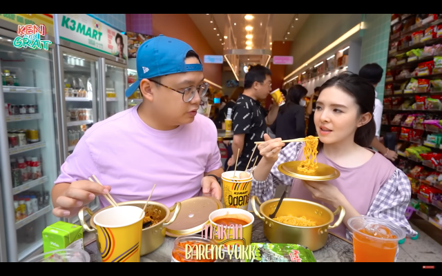 Pembeli memakan mie instan ala Korea yang dimasak sendiri di toko (foto: YouTube Ken & Grat).