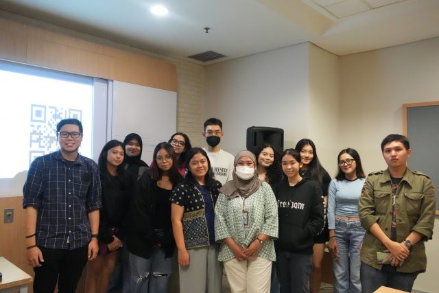 Participating students take a group picture with Ms. Lily El Ferawati, the program director of Data Storytelling Bootcamp and two tirto.id mentors